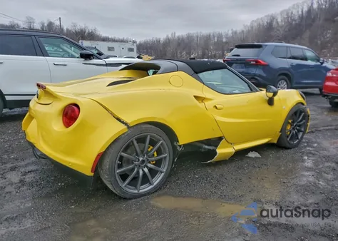 2015 Alfa Romeo 4C Spider z USA, uszkodzony, nr VIN ZARBAAB49FM169436